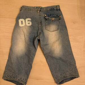 blue denim capri jeans with a relaxed fit